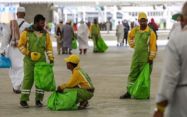 Des employés ramassent les déchets pendant le hajj, pèlerinage annuel à la Mecque, le 22 août 2018. (Crédit : AFP/ AHMAD AL-RUBAYE) Des employés ramassent les déchets pendant le hajj, pèlerinage annuel à la Mecque, le 22 août 2018. (Crédit : AFP/ AHMAD AL-RUBAYE)