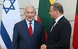 Le Premier ministre israélien Benjamin Netanyahu, à gauche, et son homologue lituanien Saulius Skvernelis lors d'une conférence de presse à Vilnius, en Lituanie, le 23 août 2018 (Crédit : AFP/ Petras Malukas)