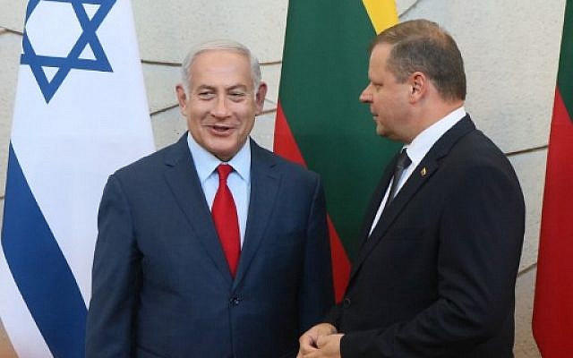 Le Premier ministre israélien Benjamin Netanyahu, à gauche, et son homologue lituanien Saulius Skvernelis lors d'une conférence de presse à Vilnius, en Lituanie, le 23 août 2018 (Crédit : AFP/ Petras Malukas)