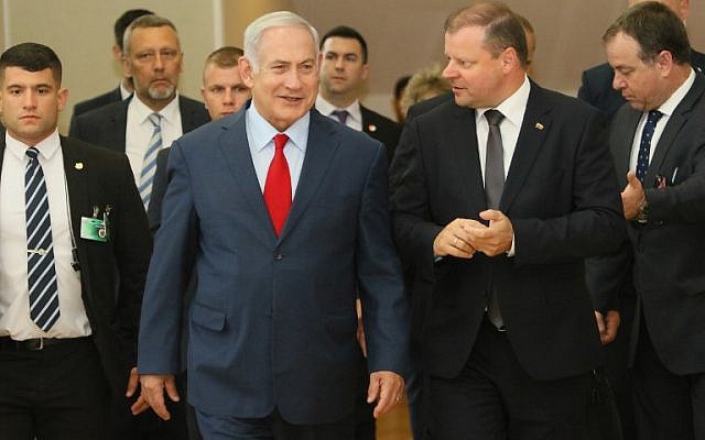 Le Premier ministre israélien Benjamin Netanyahu et son homologue lituanien Saulius Skvernelis lors d'une conférence de presse à Vilnius, en Lituanie, le 23 août 2018 (Crédit : AFP/ Petras Malukas) Le Premier ministre israélien Benjamin Netanyahu et son homologue lituanien Saulius Skvernelis lors d'une conférence de presse à Vilnius, en Lituanie, le 23 août 2018 (Crédit : AFP/ Petras Malukas)