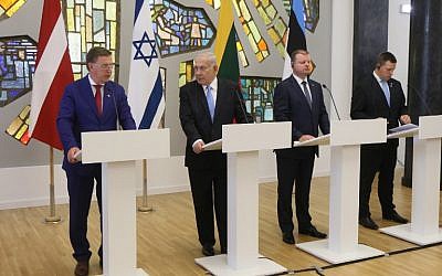 De gauche à droite : le Premier ministre letton, le Premier ministre israélien Benjamin Netanyahu,  le Premier ministre lituanien Saulius Skvernelis et le Premier ministre estonien Juri Ratas, durant une conférence de presse conjointe  à Vilnius,le 24 août 2018. (Crédit : AFP / Petras Malukas)