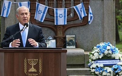 Le Premier ministre Benjamin Netanyahu  s'exprime durant une cérémonie de commémoration au mémorial de la Shoah de  Paneriai, près de Vilnius, le 24 août 2018 (Crédit : AFP PHOTO / Petras Malukas)