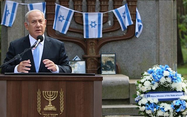 Le Premier ministre Benjamin Netanyahu  s'exprime durant une cérémonie de commémoration au mémorial de la Shoah de  Paneriai, près de Vilnius, le 24 août 2018 (Crédit : AFP PHOTO / Petras Malukas)