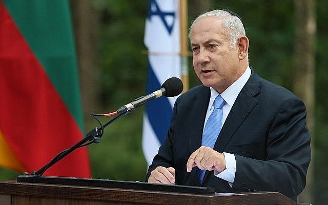 Le Premier ministre Benjamin Netanyahu durant une cérémonie commémorative au Paneriai Holocaust Memorial près de Vilnius, e, Lituanie, le 24 août 2018. (Crédit : AFP/Petras Malukas) Le Premier ministre Benjamin Netanyahu durant une cérémonie commémorative au Paneriai Holocaust Memorial près de Vilnius, e, Lituanie, le 24 août 2018. (Crédit : AFP/Petras Malukas)