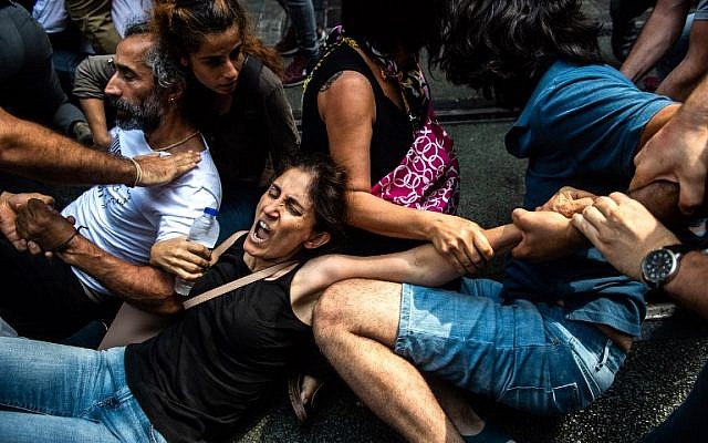 La police anti-émeutes maintient au sol des manifestants lors d'un mouvement de protestation d'un groupe de mères, samedi, le 25 août 2018 à Istanbul (Crédit : AFP/Yasin AKGUL) La police anti-émeutes maintient au sol des manifestants lors d'un mouvement de protestation d'un groupe de mères, samedi, le 25 août 2018 à Istanbul (Crédit : AFP/Yasin AKGUL)