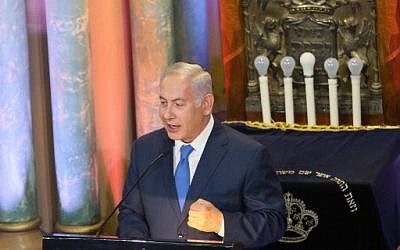 Benjamin Netanyahu à la synagogue chorale de Vilnius, le 26 août 2018. (Crédit : AFP/ Petras Malukas)