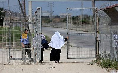 Des Gazaouis se trouvant au poste-frontière d'Erez, près de Beit Hanoun, dans le nord de la bande de Gaza, le 27 août 2018. (Crédit : Mahmud Hams/AFP)
