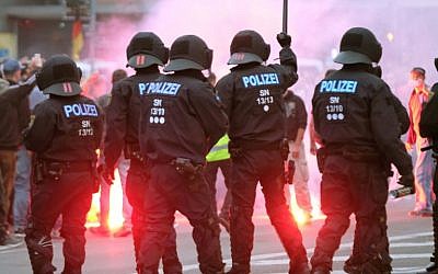 La police anti-émeutes affronte des manifestants de droite le 27 août 2018 à Chemnitz, dans l'est de l'Allemagne, après la mort d'un ressortissant allemand âgé de 35 ans, décédé à l'hôpital après un "conflit entre plusieurs nationalités". (Crédit : AFP / dpa / Sebastian Willnow)