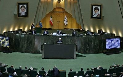 Le président Hassan Rouhani s'exprime devant le parlement à Téhéran, le 28 août 2018. (Crédit : AFP / ATTA KENARE)