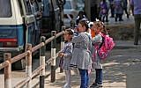 Des élèves rassemblés devant une école de l'ONU à Gaza City, le 29 août 2019. (Crédit :  AFP / Mahmud Hams)