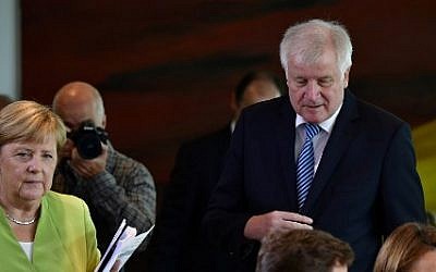 La chancelière allemande Angela Merkel et le ministre de l'Intérieur Horst Seehofer avant une réunion du cabinet à Berlin, le 29 août, 2018. (Crédit : AFP / Tobias SCHWARZ)