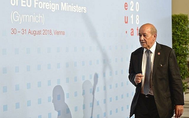 Le ministre des Affaires étrangères Jean-Yves le Drian arrive à une réunion informelle des chefs de la diplomatie européenne à Vienne, le 30 août 2018. (Crédit : AFP Photo/APA/Herbet Neubauer)