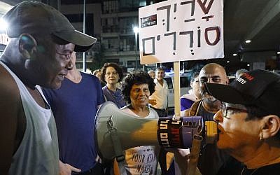 Les résidents du sud de Tel Aviv protestent contre le fait que le gouvernement n'a pas réussi à expulser des dizaines de milliers de réfugiés et de demandeurs d'asile africains des quartiers pauvres de la ville, le 30 août 2018. (AFP/Jack Guez)
