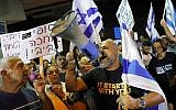 Les résidents du district sud de la ville israélienne de Tel Aviv protestent contre la présence de réfugiés et de demandeurs d'asile africains le 30 août 2018. (AFP / JACK GUEZ)