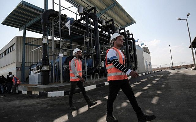 Des employés palestiniens dans une usine de désalinisation au cours de la première phase du projet à Deir el-Balah dans le centre de Gaza, le 19 janvier 2017 (Crédit : AFP/SAID KHATIB)