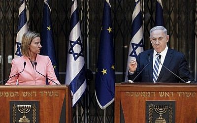 Le 20 mai 2015, le Premier ministre Benjamin Netanyahu et la responsable de la politique étrangère de l'Union européenne, Federica Mogherini, s'adressent aux médias. (AFP / POOL / DAN BALILTY)