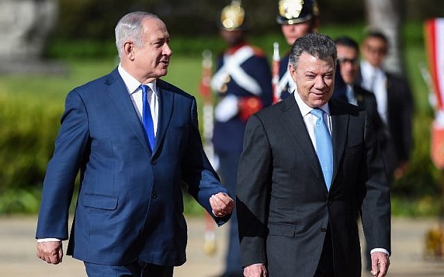 Le Premier ministre israélien Benjamin Netanyahu (à gauche) et le président colombien Juan Manuel Santos (à droite) assistent à la cérémonie d'accueil du dirigeant israélien au palais Narino à Bogota le 13 septembre 2017. (Photo AFP / Raul Arboleda) Le Premier ministre israélien Benjamin Netanyahu (à gauche) et le président colombien Juan Manuel Santos (à droite) assistent à la cérémonie d'accueil du dirigeant israélien au palais Narino à Bogota le 13 septembre 2017. (Photo AFP / Raul Arboleda)