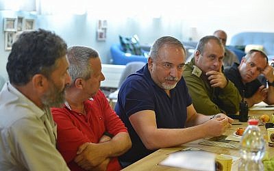 Le ministre de la Défense Avigdor Liberman durant une visite dans une communauté israélienne dans la périphérie de Gaza, le 24 août 2018 (Crédit : Ariel Hermony/ministère de la Défense)