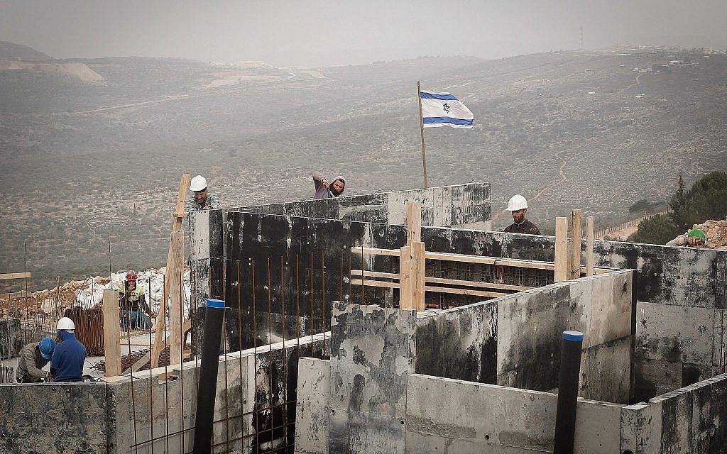 Des ouvriers arabes sur un chantier dans l’implantation d'Ariel, en Cisjordanie, le 25 janvier 2017. (Sebi Berens / Flash90)