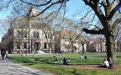 Des étudiants assis sur la pelouse du campus de la  Brown University à Providence, à  Rhode Island. (Crédit : Wikimedia Commons via JTA)