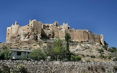 Vue sur la forteresse de Massyaf en Syrie (Crédit : domaine public)