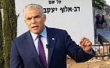 Le chef du parti Yesh Atid Yair Lapid devant un centre de recrutement de l'armée, le Bakum,à Tel Hashomer, le 13 août 2018. (Autorisation)