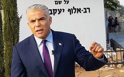 Le chef du parti Yesh Atid Yair Lapid devant un centre de recrutement de l'armée, le Bakum,à Tel Hashomer, le 13 août 2018. (Autorisation)