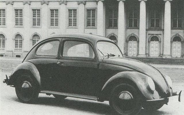 La coccinelle Volkswagen s'appelait à l'origine KdF Wagen lorsqu'elle a été dévoilée en 1938, en référence à la devise de la jeunesse hitlérienne "Kraft durch Freude" ou "La force par la joie". (Avec l'aimable autorisation de Rex Bennett, Lane Motor Museum)