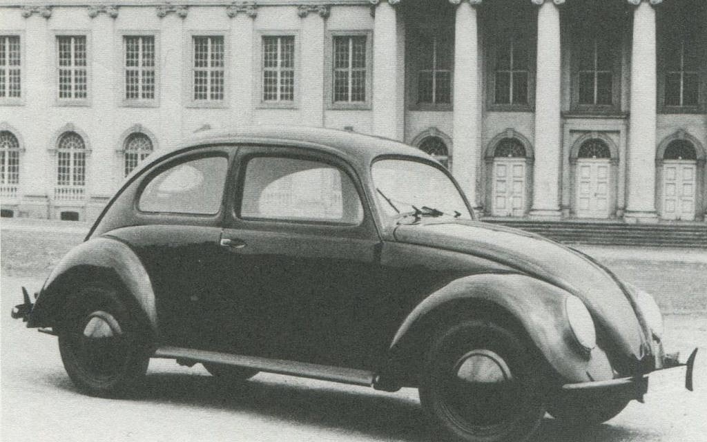 La coccinelle Volkswagen s'appelait à l'origine KdF Wagen lorsqu'elle a été dévoilée en 1938, en référence à la devise de la jeunesse hitlérienne "Kraft durch Freude" ou "La force par la joie". (Avec l'aimable autorisation de Rex Bennett, Lane Motor Museum)