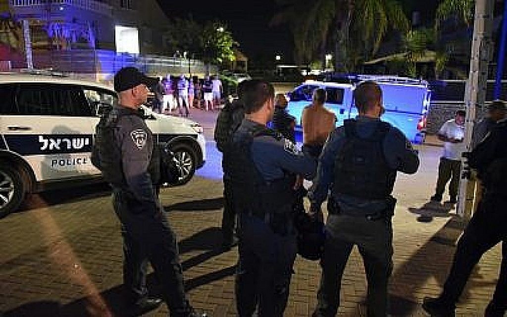 Des policiers israéliens recherchent des roquettes tirées de la bande de Gaza qui ont frappé la ville de Sderot, dans le sud d’Israël, le 8 août 2018. (Police israélienne)