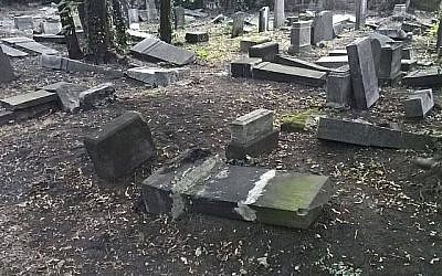 Des pierres tombales renversées et brisées au cimetière juif de Mysłowice, en Pologne, en août 2018. (Capture d'écran Jewish.pl/Facebook)