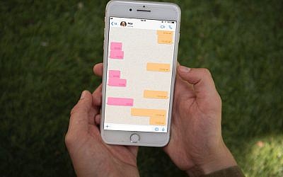 Illustration : un soldat utilise un smartphone. (Crédit : armée israélienne)