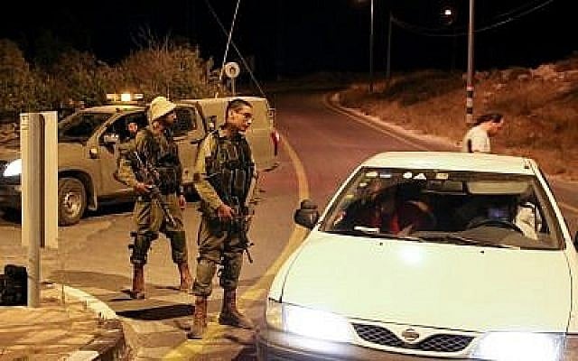 La boucle d'oreille en or de l'époque hellénistique découverte dans les fouilles du parking Givati ​​de la ville de David appartenait à un homme ou à une femme de la classe supérieure de Jérusalem. (Clara Amit, autorité des antiquités d'Israël)