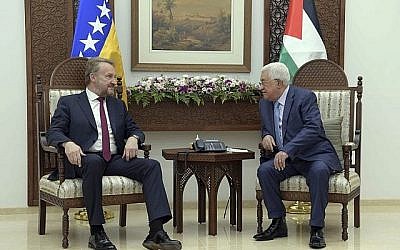 Le président de l'Autorité palestinienne, Mahmoud Abbas, à droite, et le dirigeant bosniaque Bakir Izetbegovic à Ramallah, le 29 août 2018, au siège présidentiel de l'AP. (Wafa)