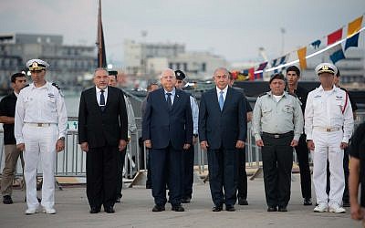 De gauche à droite : Le commandant de la marine israélienne  Eli Sharvit, le ministre de la Défense Avigdor Liberman, le président  Reuven Rivlin, le Premier ministre Benjamin Netanyahu et le chef d'Etat-major de l'armée israélienne Gadi Eizenkot lors d'une cérémonie consacrée à la graduation des nouveaux commandants de la marine, le 1er août 2018 (Crédit : porte-parole de l'armée israélienne)