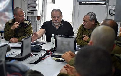 Le 7 août 2018, le ministre de la Défense Avigdor Liberman (c) prend la parole lors d'une réunion avec le chef d'état-major de l'armée israélienne, Gadi Eizenkot (d) et le chef du commandement nord, Yoel Strick (Crédit : Ariel Hermoni / ministère de la Défense)