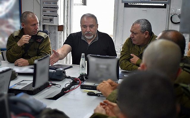 Le 7 août 2018, le ministre de la Défense Avigdor Liberman (c) prend la parole lors d'une réunion avec le chef d'état-major de l'armée israélienne, Gadi Eizenkot (d) et le chef du commandement nord, Yoel Strick (Crédit : Ariel Hermoni / ministère de la Défense)