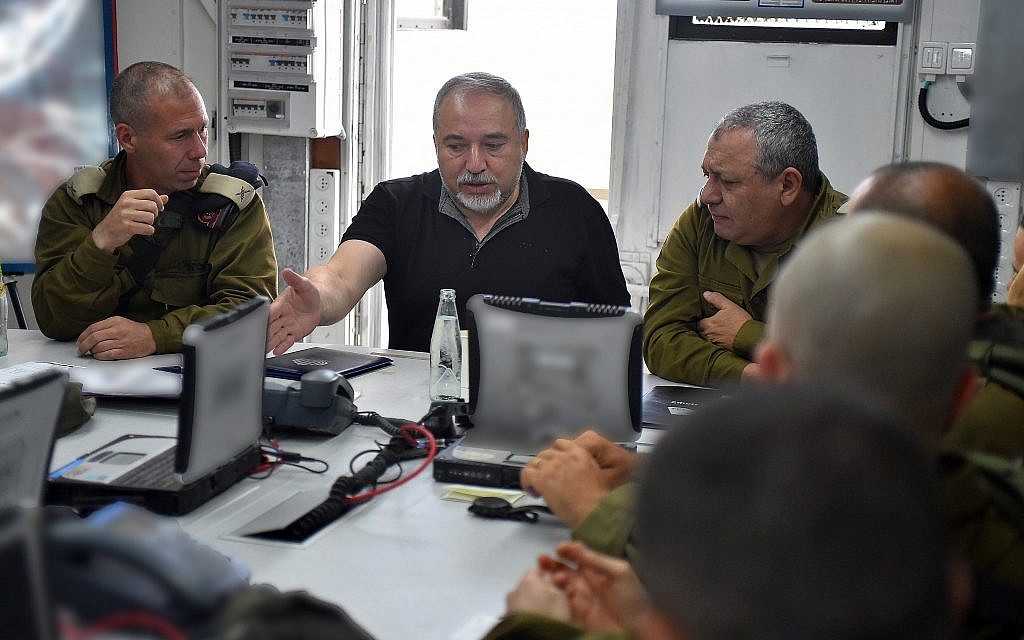 Le 7 août 2018, le ministre de la Défense Avigdor Liberman (c) prend la parole lors d'une réunion avec le chef d'état-major de l'armée israélienne, Gadi Eizenkot (d) et le chef du commandement nord, Yoel Strick (Crédit : Ariel Hermoni / ministère de la Défense)