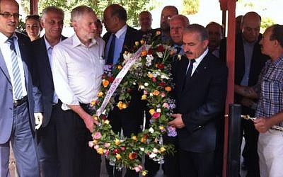 Jeremy Corbyn porte une gerbe de fleurs durant une visite aux Martyrs de Palestine, en Tunisie, en octobre 2014. (Crédit : page Facebook officielle de l'ambassade palestinienne en Tunisie)