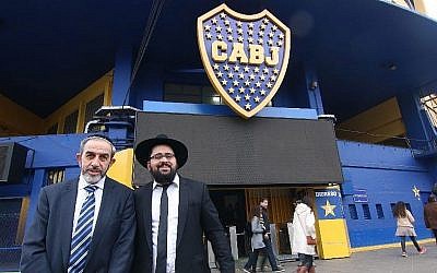 Le stand de nourriture casher Bocasher supervisé par le rabbin David Oppenheimer, (à gauche), et géré par le rabbin Shneor "Uri" Mizrahi, sera ouvert dans l'emblématique stade Bombonera des Boca Juniors de Buenos Aires. (Chabad-Lubavitch La Boca)