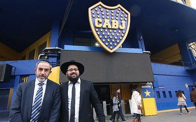 Le stand de nourriture casher Bocasher supervisé par le rabbin David Oppenheimer, (à gauche), et géré par le rabbin Shneor "Uri" Mizrahi, sera ouvert dans l'emblématique stade Bombonera des Boca Juniors de Buenos Aires. (Chabad-Lubavitch La Boca) Le stand de nourriture casher Bocasher supervisé par le rabbin David Oppenheimer, (à gauche), et géré par le rabbin Shneor "Uri" Mizrahi, sera ouvert dans l'emblématique stade Bombonera des Boca Juniors de Buenos Aires. (Chabad-Lubavitch La Boca)