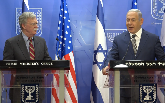 Le Premier ministre Benjamin Netanyahu, à droite, et le conseiller américain à la sécurité nationale John Bolton (Capture d'écran) Le Premier ministre Benjamin Netanyahu, à droite, et le conseiller américain à la sécurité nationale John Bolton (Capture d'écran)
