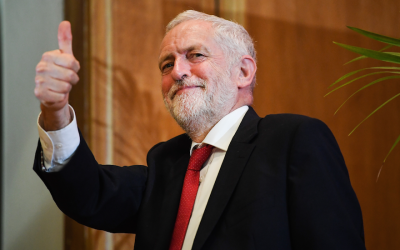 Le chef du Parti travailliste Jeremy Corbyn quitte la tribune après un discours à la Queens University de Belfast, en Irlande du nord, le 24 mai 2018 (Crédit : Jeff J. Mitchell/Getty Images via JTA)