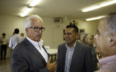 Le candidat au poste de gouverneur de Californie, John Cox, à gauche, affrontera Gavin Newsom, démocrate et lieutenant-gouverneur, en novembre 2018. (Wikimedia Commons via JTA)