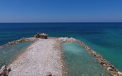 Construction d'une barrière maritime à la plage de Zikim, le 5 août 2018 (Crédit : ministère de la Défense)