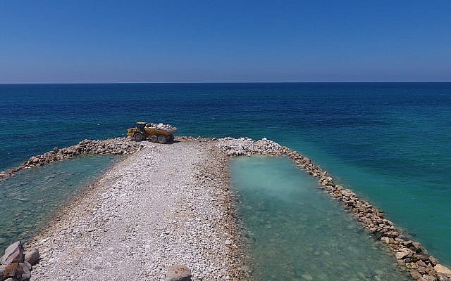 Construction d'une barrière maritime à la plage de Zikim, le 5 août 2018 (Crédit : ministère de la Défense) Construction d'une barrière maritime à la plage de Zikim, le 5 août 2018 (Crédit : ministère de la Défense)