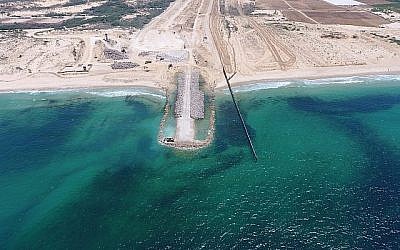 Construction d'une barrière maritime à la plage de Zikim, le 5 août 2018 (Crédit : ministère de la Défense)