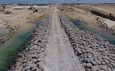 Construction d'une barrière maritime à la plage de Zikim, le 5 août 2018 (Crédit : ministère de la Défense)