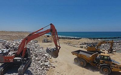 Construction d'une barrière maritime à la plage de Zikim, le 5 août 2018 (Crédit : ministère de la Défense)
