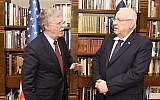 Le conseiller à la sécurité nationale américain  John Bolton , à gauche, rencontre le président Reuven Rivlin à sa résidence officielle de Jérusalem le 21 août 2018 (Crédit :Matty Stern/Ambassade américaine à Jérusalem)